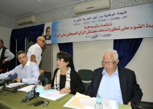 أنوزلا يغادر السجن من "الباب الضيّق" ويرفض التعليق على متابعته أنوزلا يغادر السجن من "الباب الضيّق" ويرفض التعليق على متابعته