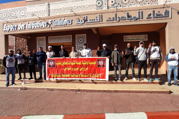 احتجاجات المعطلين بابن جرير مستمرة...لاجواب لإدارة الفوسفاط والمسؤولين يبرر التجاهل في تشغيل أبناء المنطقة احتجاجات المعطلين بابن جرير مستمرة...لاجواب لإدارة الفوسفاط والمسؤولين يبرر التجاهل في تشغيل أبناء المنطقة