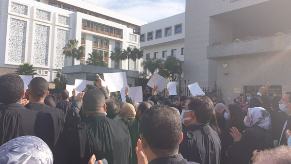  احتجاج المحامين المغاربة أمام مقر محكمة النقض بالرباط 