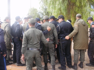 المعطلون في وقفة احتجاجية امام مقر بلدية ابن جرير واستنفار قوي لقوات الامن لمنعهم المعطلون في وقفة احتجاجية امام مقر بلدية ابن جرير واستنفار قوي لقوات الامن لمنعهم