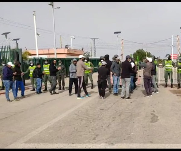 المجمع الشريف للفوسفاط يقتل طموحات الشباب المعطلين بالرحامنة والسلطات عاجزة مطالبته بتفعيل القانون المنجمي لتشغيل أبناء المنطقة... المجمع الشريف للفوسفاط يقتل طموحات الشباب المعطلين بالرحامنة والسلطات عاجزة مطالبته بتفعيل القانون المنجمي لتشغيل أبناء المنطقة...