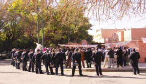 أساتذة سد الخصاص مراكش يصعدون من أحتجاجاتهم بعد تنكر الوزارة لهم ويقتحمون الأكاديمية وتدخل القواة العمومية في حقهم وتخرجهم بالقوة أساتذة سد الخصاص مراكش يصعدون من أحتجاجاتهم بعد تنكر الوزارة لهم ويقتحمون الأكاديمية وتدخل القواة العمومية في حقهم وتخرجهم بالقوة