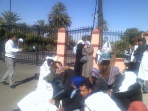 أساتذة سد الخصاص مراكش يصعدون من أحتجاجاتهم بعد تنكر الوزارة لهم ويقتحمون الأكاديمية وتدخل القواة العمومية في حقهم وتخرجهم بالقوة أساتذة سد الخصاص مراكش يصعدون من أحتجاجاتهم بعد تنكر الوزارة لهم ويقتحمون الأكاديمية وتدخل القواة العمومية في حقهم وتخرجهم بالقوة