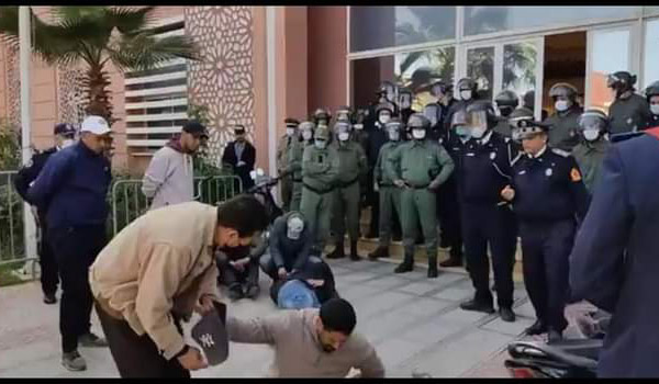 تدخل أمني عنيف لفض وقفة احتجاجية للمعطلين الحاملين للشهادات بابن جرير تدخل أمني عنيف لفض وقفة احتجاجية للمعطلين الحاملين للشهادات بابن جرير