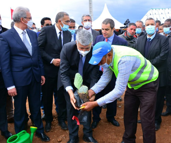 جهة مراكش-آسفي: رئيس الحكومة يعطي انطلاقة عملية غرس أصناف الصبار المقاومة للحشرة القرمزية وتتبع تنزيل البرنامج الاستثنائي للتخفيف من آثار نقص التساقطات المطرية جهة مراكش-آسفي: رئيس الحكومة يعطي انطلاقة عملية غرس أصناف الصبار المقاومة للحشرة القرمزية وتتبع تنزيل البرنامج الاستثنائي للتخفيف من آثار نقص التساقطات المطرية