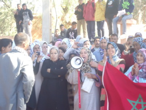 ساكنة مركز صخور الرحامنة في وقفة احتجاجية امام المركز الصحي ساكنة مركز صخور الرحامنة في وقفة احتجاجية امام المركز الصحي