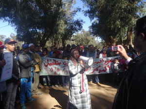 ساكنة مركز صخور الرحامنة في وقفة احتجاجية امام المركز الصحي ساكنة مركز صخور الرحامنة في وقفة احتجاجية امام المركز الصحي