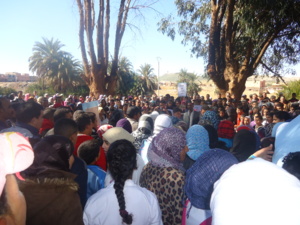 ساكنة مركز صخور الرحامنة في وقفة احتجاجية امام المركز الصحي ساكنة مركز صخور الرحامنة في وقفة احتجاجية امام المركز الصحي