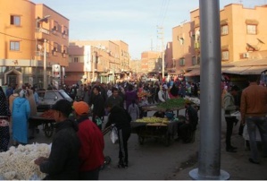 الشارع العام بابن جرير يتحول الى فضاءات لممارسة الانشطة التجارية ... الى متى ؟ الشارع العام بابن جرير يتحول الى فضاءات لممارسة الانشطة التجارية ... الى متى ؟