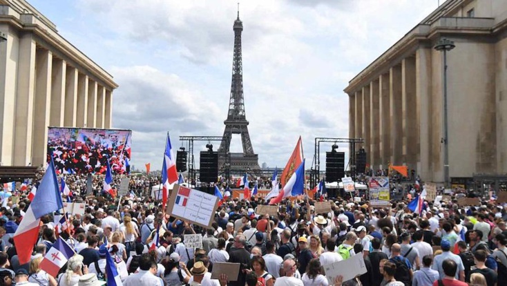 الفرنسيون على بعد أمتار قليلة من سباق الانتخابات بين ماكرون ولوبين