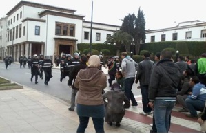 بلاغ حول المجزرة التي اركبها الأمن المغربي ضد المعطلين وخرقة لاتفاق جنيف المتعلق بحماية التظاهر السلمي بلاغ حول المجزرة التي اركبها الأمن المغربي ضد المعطلين وخرقة لاتفاق جنيف المتعلق بحماية التظاهر السلمي