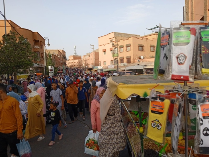 الاحتلال العشوائي للملك العمومي بابن جرير....بالرغم من هول الفضيحة، تستمر المهزلة.... الاحتلال العشوائي للملك العمومي بابن جرير....بالرغم من هول الفضيحة، تستمر المهزلة....