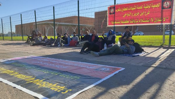 تدخل عنيف لقوات الأمن لفك اعتصام المعطلين بابن جرير....المعطلون يؤكدون استمرار معركتهم النضالية(فيديو) تدخل عنيف لقوات الأمن لفك اعتصام المعطلين بابن جرير....المعطلون يؤكدون استمرار معركتهم النضالية(فيديو)