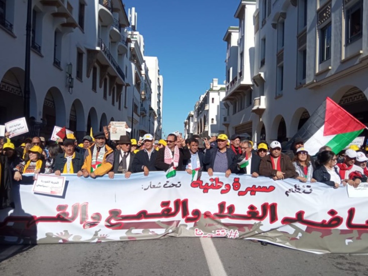آلاف المغاربة يحتجون في مسيرة ضد الغلاء والقهر ويطالبون الحكومة بالتدخل ووقف المعاناة