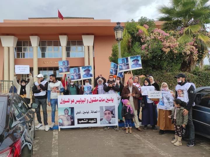  وقفة احتجاجية لعائلة ياسين الشبلي أمام المحكمة الابتدائية بابن جرير مطالبة بكشف الحقيقة حول وفاة ابنها 