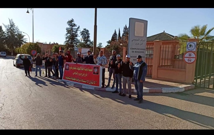 المعطلون ينقلون معركتهم النضالية إلى إدارة الفوسفاط المحلية بابن جرير المعطلون ينقلون معركتهم النضالية إلى إدارة الفوسفاط المحلية بابن جرير