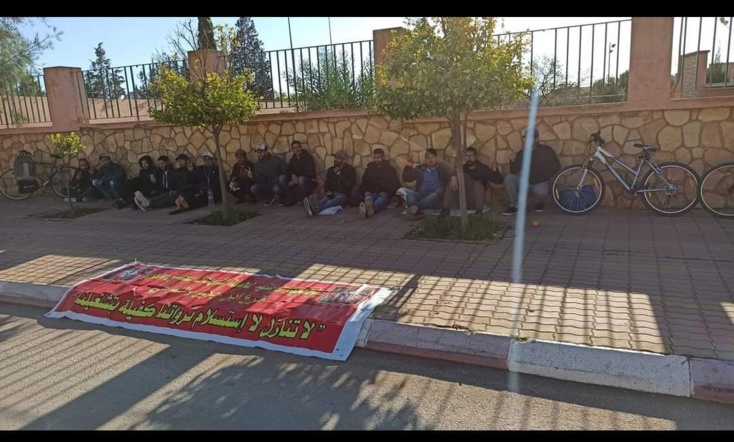 المعطلون ينقلون معركتهم النضالية إلى إدارة الفوسفاط المحلية بابن جرير المعطلون ينقلون معركتهم النضالية إلى إدارة الفوسفاط المحلية بابن جرير