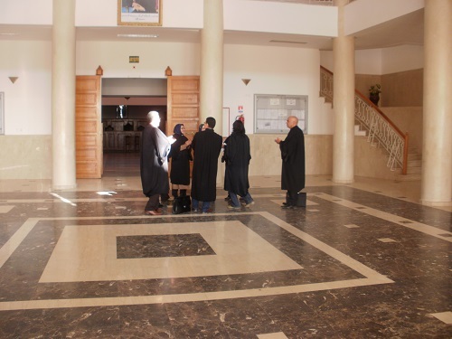 المحامون بابن جرير في وقفة احتجاجية ضد قانون يقلص مجال عملهم المحامون بابن جرير في وقفة احتجاجية ضد قانون يقلص مجال عملهم