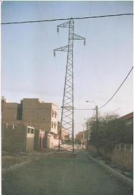 عمود كهربائي عالي الضغط يهدد حياة تلاميذ اعدادية المنصور الذهبي .. وساكنة حي القدس عمود كهربائي عالي الضغط يهدد حياة تلاميذ اعدادية المنصور الذهبي .. وساكنة حي القدس