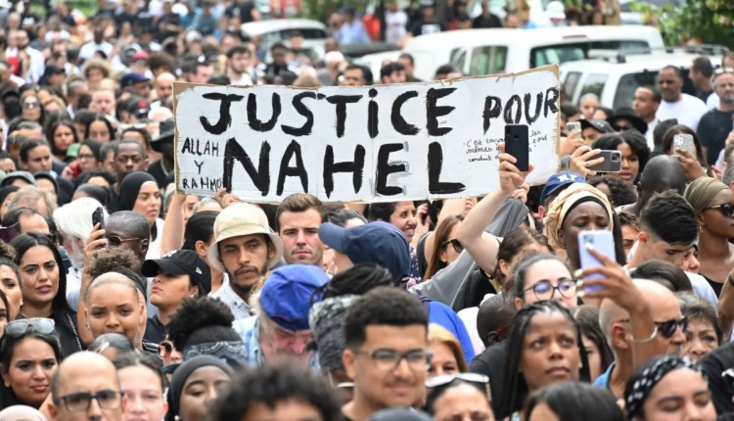 والدة قتيل الشرطة الفرنسية: رأى وجها عربيا لطفل صغير فسلبوا حياته والدة قتيل الشرطة الفرنسية: رأى وجها عربيا لطفل صغير فسلبوا حياته