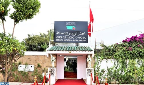 الإشادة بالمجهودات الوطنية والإبتعاد عن الإثارة الرخيصة الإشادة بالمجهودات الوطنية والإبتعاد عن الإثارة الرخيصة