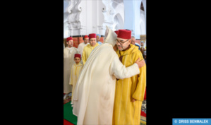 أمير المؤمنين يؤدي صلاة عيد الفطر بالمسجد المحمدي بالدار البيضاء ويتقبل التهاني بهذه المناسبة السعيدة