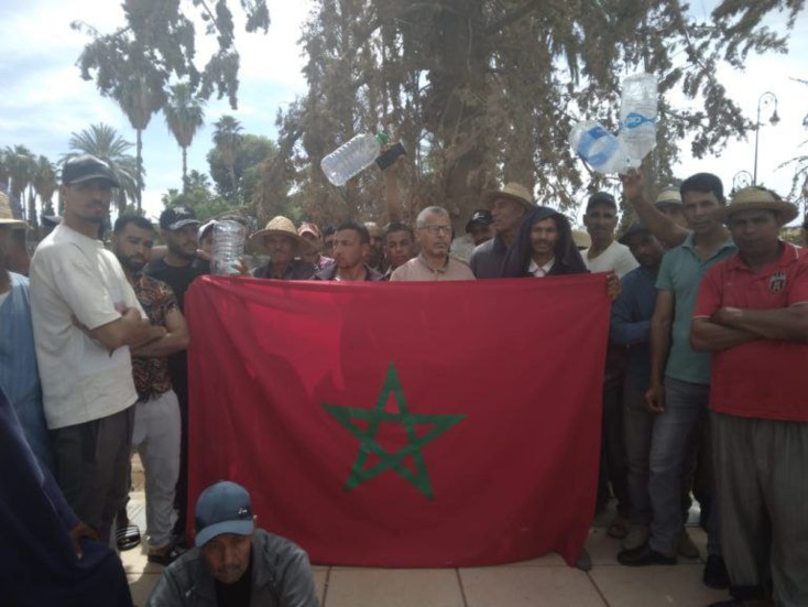 ساكنة جماعة أولاد الكرن  تحتج أمام عمالة الاقليم  مطالبة بالماء الصالح للشرب