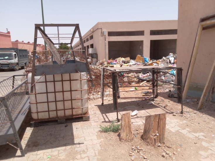 الاحتلال العشوائي لمحلات المركب الصناعي بحي الوردة بابن جرير قد يزيد الأمر تعقيدا! الاحتلال العشوائي لمحلات المركب الصناعي بحي الوردة بابن جرير قد يزيد الأمر تعقيدا!