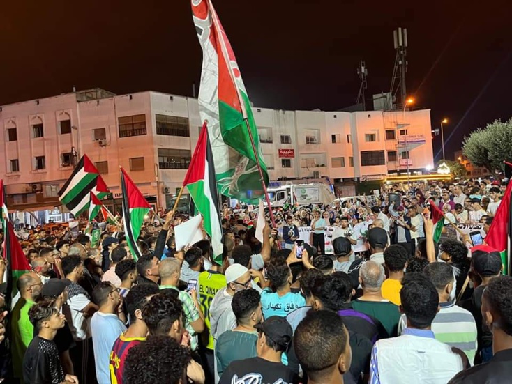 مسيرة احتجاجية حاشدة بالدار البيضاء تجديدا للتضامن الشعبي مع غزة ورفضا للتطبيع مسيرة احتجاجية حاشدة بالدار البيضاء تجديدا للتضامن الشعبي مع غزة ورفضا للتطبيع