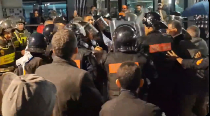 السلطة في الدار البيضاء تمنع بالقوة تظاهرة للتنديد بتصريحات ماكرون حول المقاومة الفلسطينية السلطة في الدار البيضاء تمنع بالقوة تظاهرة للتنديد بتصريحات ماكرون حول المقاومة الفلسطينية