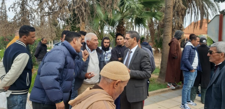 قيادة اهل الغابة: الساكنة تحتج أمام مقر عمالة إقليم قلعة السراغنة ضد تجاوزات قائد قيادة اهل الغابة  وتطالب من عامل التدخل لوضع حد لمعاناتهم قيادة اهل الغابة: الساكنة تحتج أمام مقر عمالة إقليم قلعة السراغنة ضد تجاوزات قائد قيادة اهل الغابة  وتطالب من عامل التدخل لوضع حد لمعاناتهم