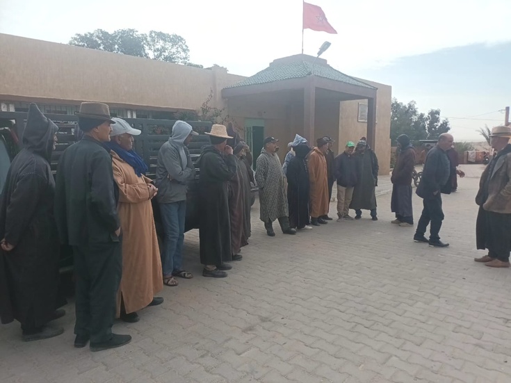 وقفة احتجاجية لمجموعة من اباء واولياء التلاميذ بجماعة البريكيين احتجاجا على حرمانهم من سيارة للنقل المدرسي (فيديو) وقفة احتجاجية لمجموعة من اباء واولياء التلاميذ بجماعة البريكيين احتجاجا على حرمانهم من سيارة للنقل المدرسي (فيديو)