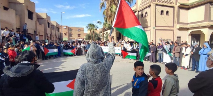 مغاربة يحتفلون باتفاق غزة وينددون باستمرار الإبادة عقب صلاة الجمعة مغاربة يحتفلون باتفاق غزة وينددون باستمرار الإبادة عقب صلاة الجمعة