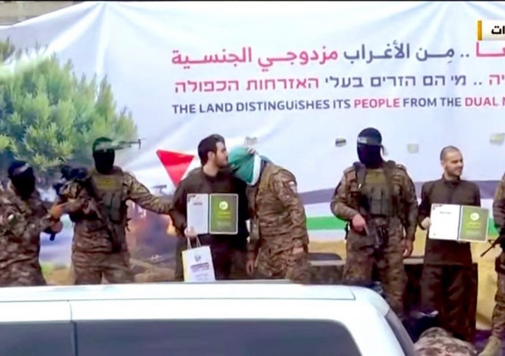 أسير إسرائيلي يُقبّل رأس عنصر من “كتائب القسام” خلال عملية تسليم الرهائن أسير إسرائيلي يُقبّل رأس عنصر من “كتائب القسام” خلال عملية تسليم الرهائن