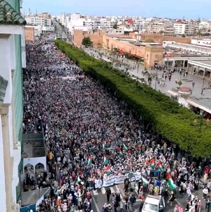 عشرات آلاف المغاربة يحجون إلى الرباط للمطالبة بوقف الإبادة في غزة والإسقاط الفوري للتطبيع عشرات آلاف المغاربة يحجون إلى الرباط للمطالبة بوقف الإبادة في غزة والإسقاط الفوري للتطبيع