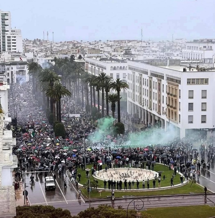 آلاف المغاربة يهتفون بإسقاط التطبيع ويستنكرون إبادة غزة في مسيرة وطنية بالرباط آلاف المغاربة يهتفون بإسقاط التطبيع ويستنكرون إبادة غزة في مسيرة وطنية بالرباط