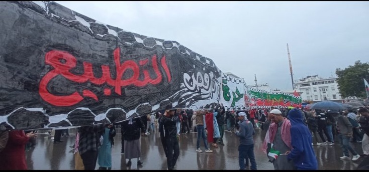 آلاف المغاربة يهتفون بإسقاط التطبيع ويستنكرون إبادة غزة في مسيرة وطنية بالرباط آلاف المغاربة يهتفون بإسقاط التطبيع ويستنكرون إبادة غزة في مسيرة وطنية بالرباط