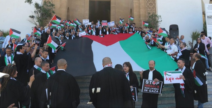 وقفة احتجاجية للمحامين بمراكش تنديدا بالجرائم الإسرائيلية في غزة وقفة احتجاجية للمحامين بمراكش تنديدا بالجرائم الإسرائيلية في غزة