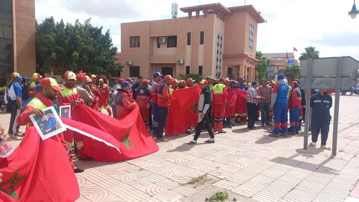 قلعة السراغنة:  عمال النظافة يدخلون في اضراب مفتوح بسبب عدم  توصلهم باجورهم قلعة السراغنة:  عمال النظافة يدخلون في اضراب مفتوح بسبب عدم  توصلهم باجورهم