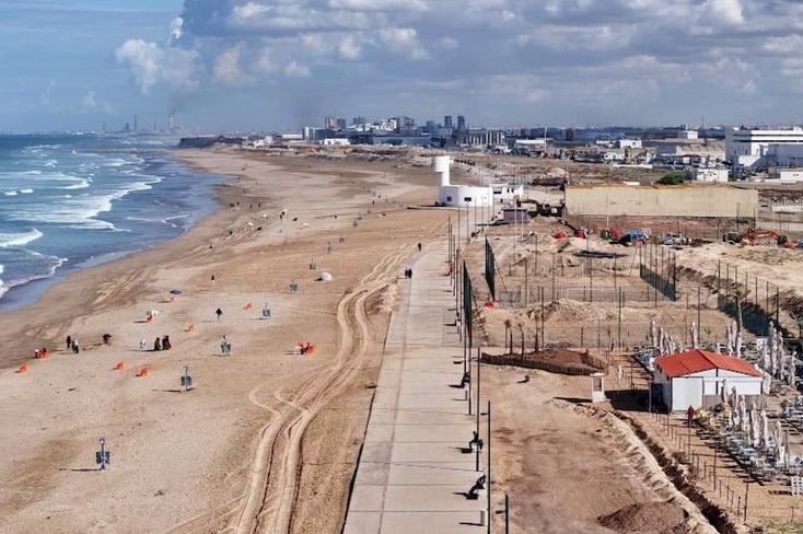 كورنيش عين السبع: واجهة سياحية تتحول إلى وصمة عار كورنيش عين السبع: واجهة سياحية تتحول إلى وصمة عار