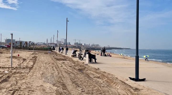 كورنيش عين السبع: واجهة سياحية تتحول إلى وصمة عار كورنيش عين السبع: واجهة سياحية تتحول إلى وصمة عار