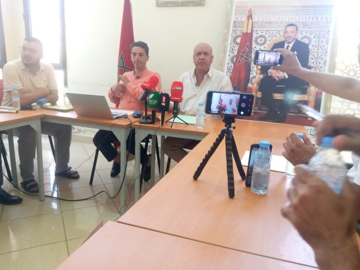 على ضوء الاضرابات المتكررة لعمال النظافة رئيس المجلس الجماعي لقلعة السراغنة يعقد ندوة صحفية حول تدبير شركة أوزون لقطاع النظافة على ضوء الاضرابات المتكررة لعمال النظافة رئيس المجلس الجماعي لقلعة السراغنة يعقد ندوة صحفية حول تدبير شركة أوزون لقطاع النظافة