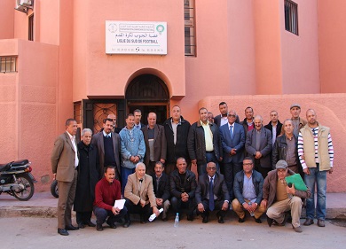 اندية عصبة الجنوب لقرة القدم تجدد الثقة في رئيسها الاستاذ العلوي المودني بالاجماع. اندية عصبة الجنوب لقرة القدم تجدد الثقة في رئيسها الاستاذ العلوي المودني بالاجماع.