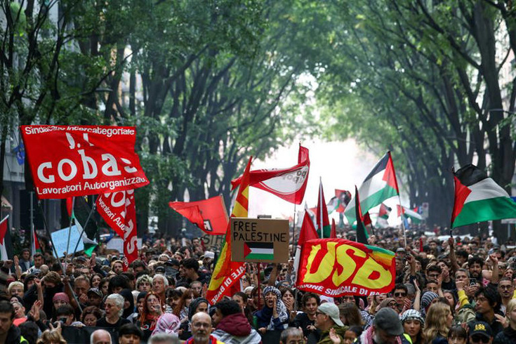 قرابة نصف مليون إيطالي ينزلون للشوارع في إضراب عام دعما لأسطول غزة قرابة نصف مليون إيطالي ينزلون للشوارع في إضراب عام دعما لأسطول غزة