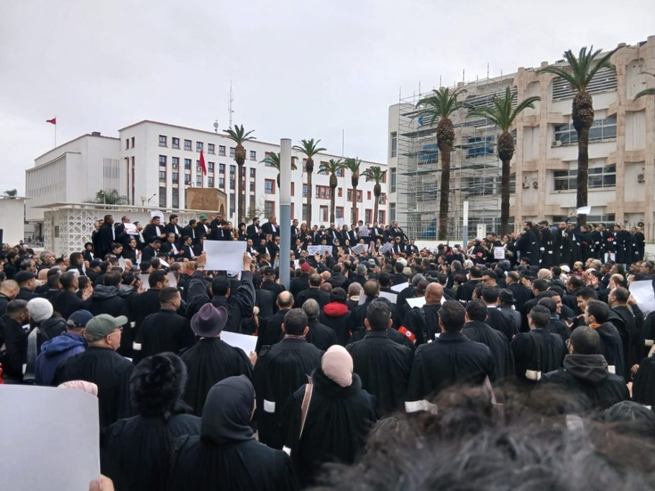 وقفة حاشدة للمحامين أمام وزارة العدل تستنكر “الإجهاز على رسالة الدفاع” وتطالب بإسقاط “قانون المهنة” وقفة حاشدة للمحامين أمام وزارة العدل تستنكر “الإجهاز على رسالة الدفاع” وتطالب بإسقاط “قانون المهنة”