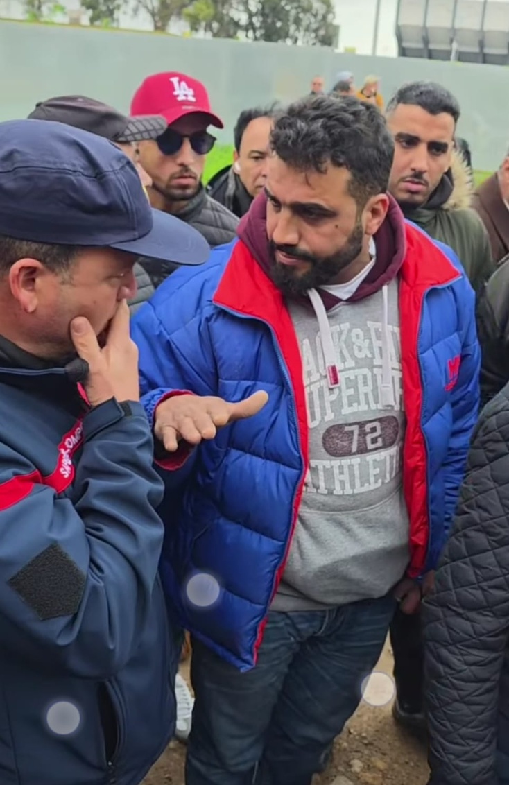 شاب يهدد بالانتحار على عمود كهربائي عالي الثوتر.. تدخل أمني ومبادر فردي ينقذ حياته شاب يهدد بالانتحار على عمود كهربائي عالي الثوتر.. تدخل أمني ومبادر فردي ينقذ حياته