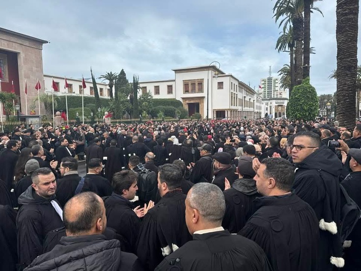 المحامون يطالبون أمام البرلمان بإسقاط مشروع قانون المهنة ويواصلون شل المحاكم المحامون يطالبون أمام البرلمان بإسقاط مشروع قانون المهنة ويواصلون شل المحاكم