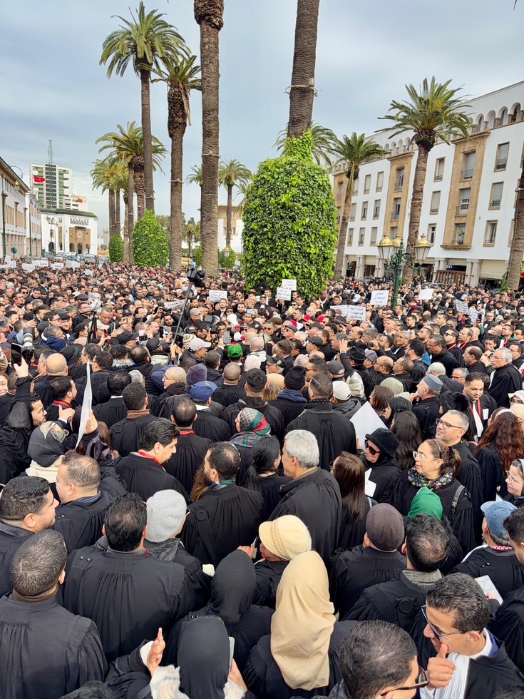 المحامون يطالبون أمام البرلمان بإسقاط مشروع قانون المهنة ويواصلون شل المحاكم