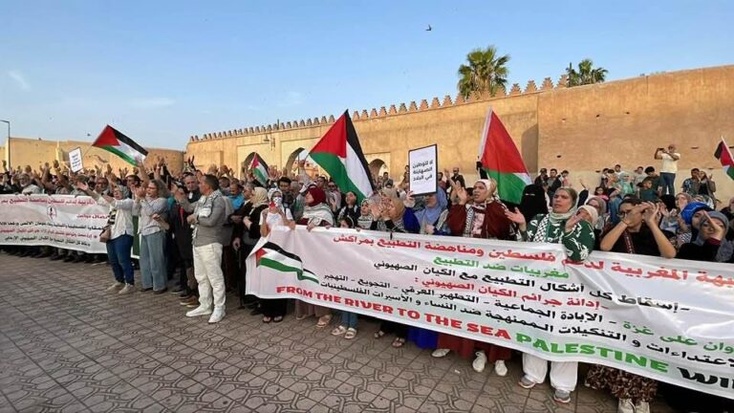 دعما لفلسطين ورفضا التطبيع مع اسرائيل...مئات المغاربة يتظاهرون بمراكش