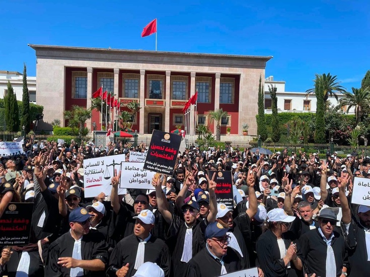 وقفة حاشدة للمحامين تطالب بسحب مشروع قانون المهنة وتلوح بالتصعيد وقفة حاشدة للمحامين تطالب بسحب مشروع قانون المهنة وتلوح بالتصعيد
